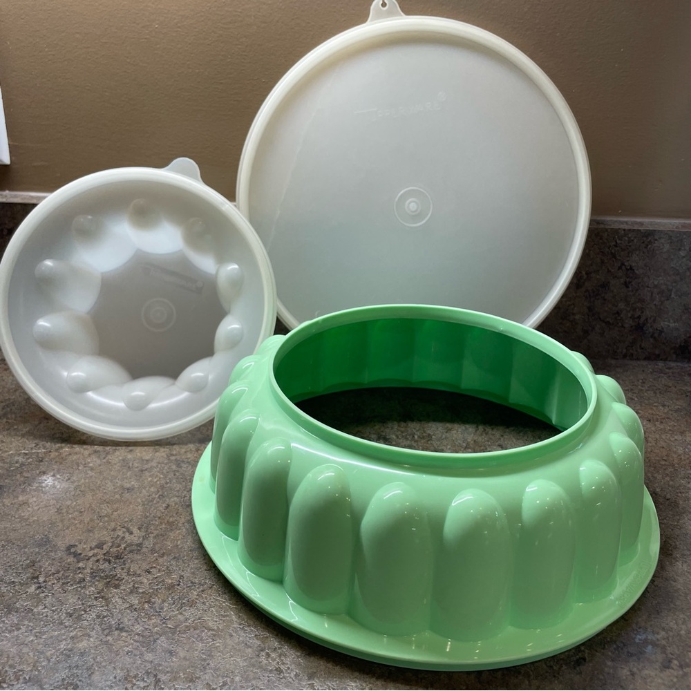 Vintage Tupperware Round Ridged JELLO Mold Dish with Cover Ice Ring Mint Green